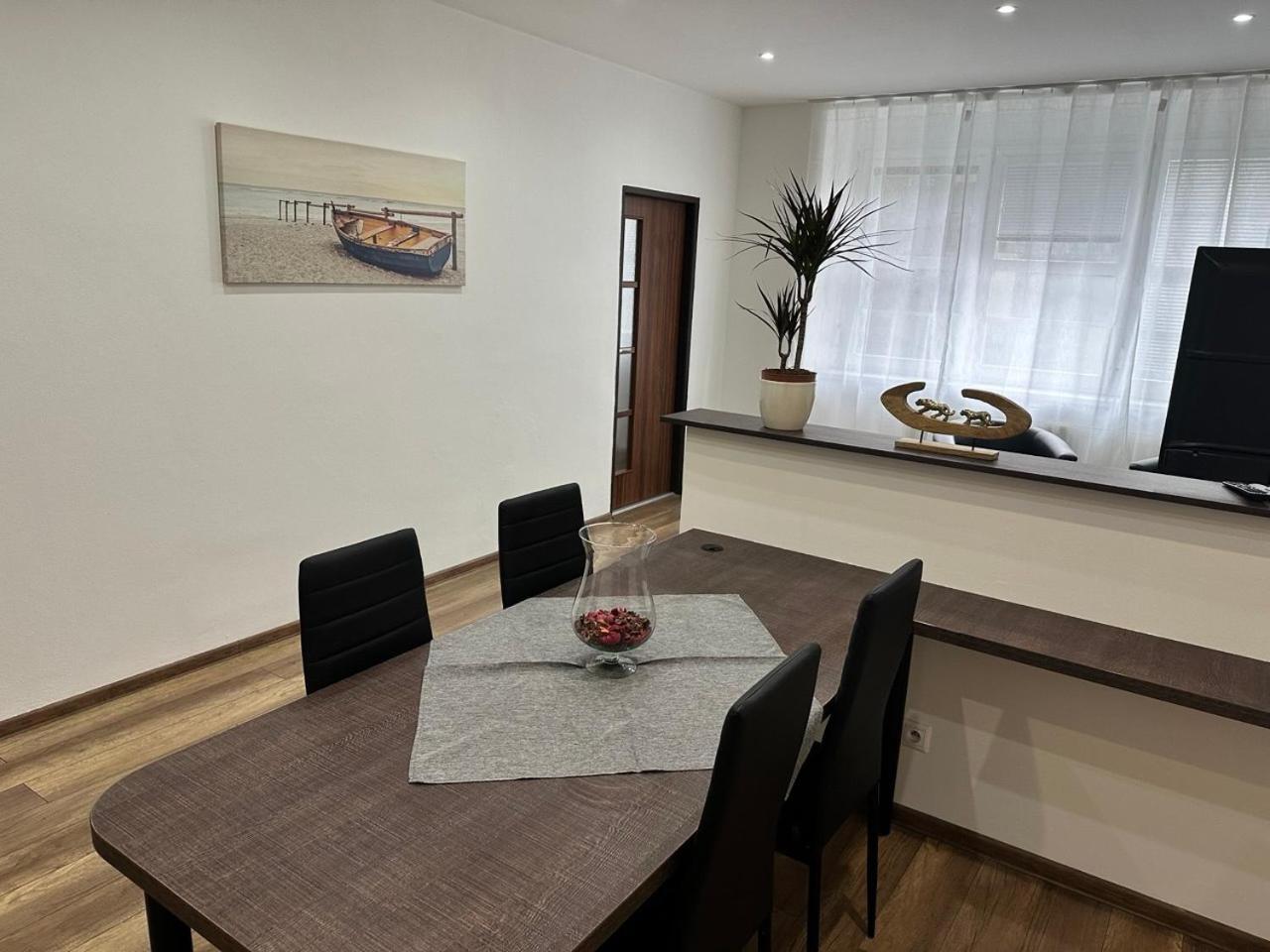 Newly Renovated 2 Rooms Apartment Downtown Nitra Eksteriør billede