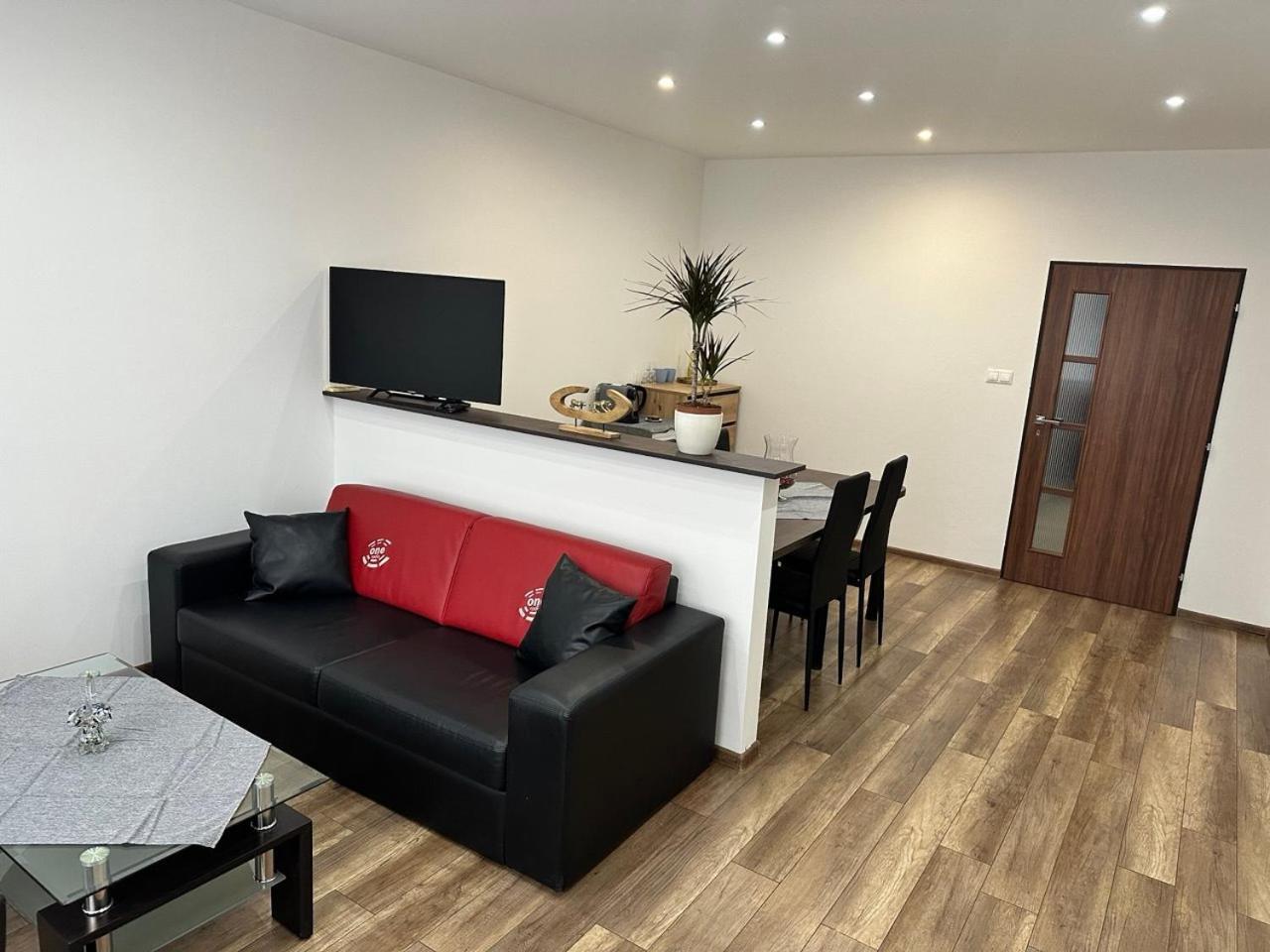 Newly Renovated 2 Rooms Apartment Downtown Nitra Eksteriør billede